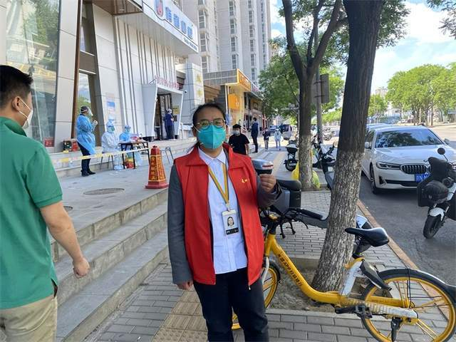 ▲贾芳在社区做志愿服务