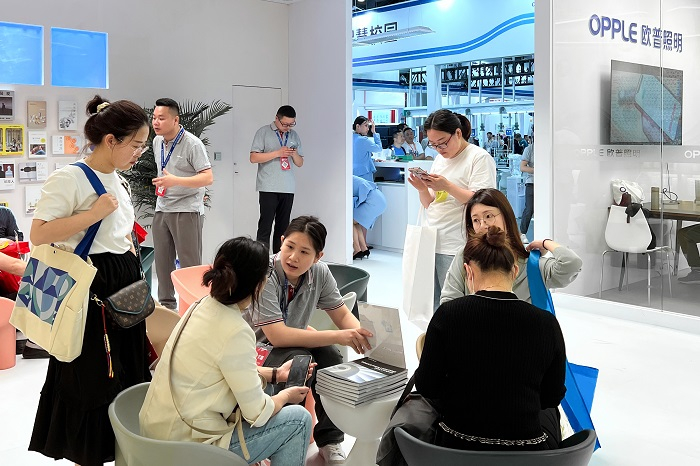 欧普照明展台 观众深入了解智能照明解决方案