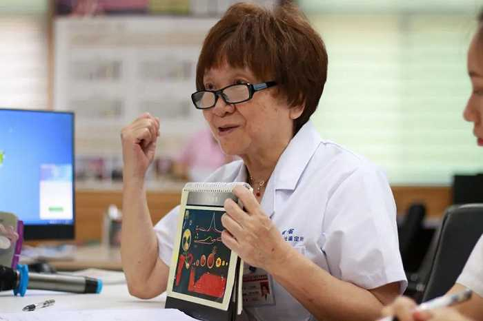 ▲ 卢光琇正在和病人沟通。图 / 受访者供图