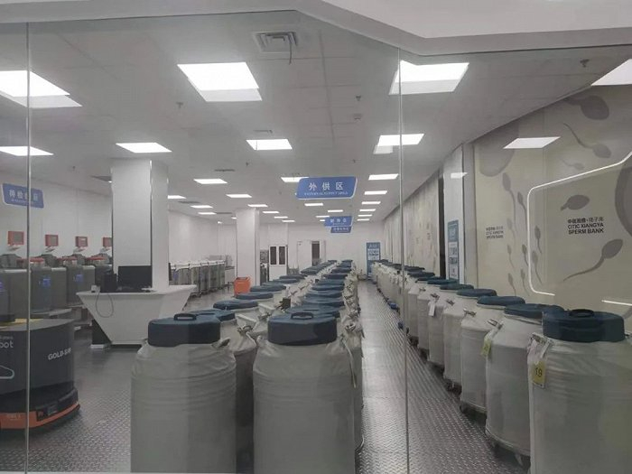 ▲ 放置精子液氮罐的仓库，分为三个区域。