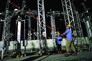 　　图为贵阳供电段工作人员在都匀东站变电所进行验电操作。    新华/传真