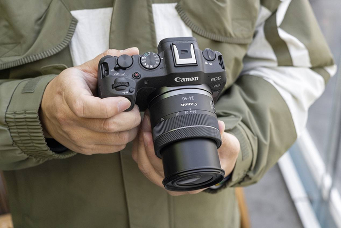 佳能EOS R8同样有优秀的画质表现，而且机身轻巧，是长时间外出拍摄的轻量化选择