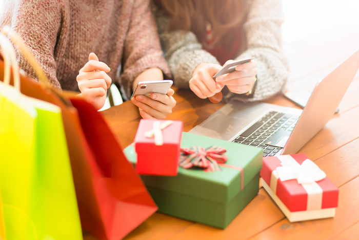 图为消费者在电商平台购物。（图片由摄图网提供）