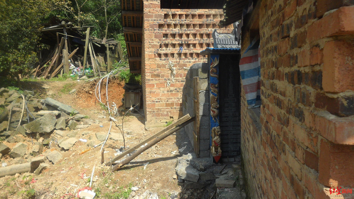  ↑空坟紧邻陶青峰家偏房