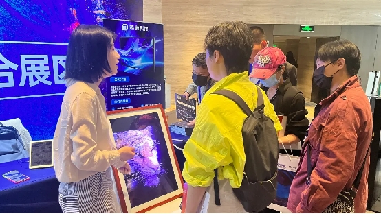 *图为现场嘉宾在了解臻像光场全息画报