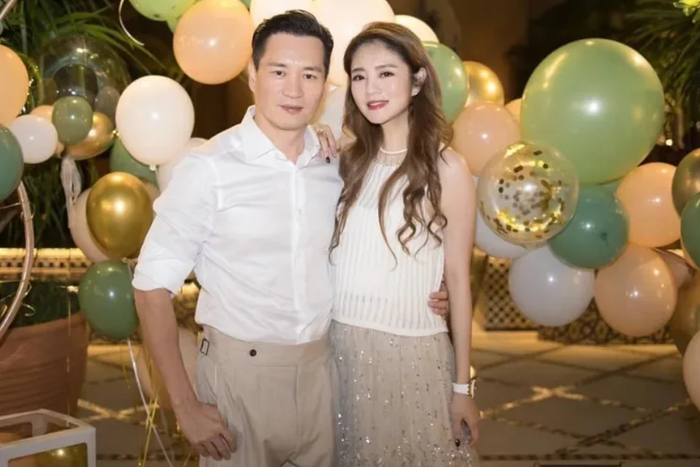 陈荣炼与妻子安以轩合照