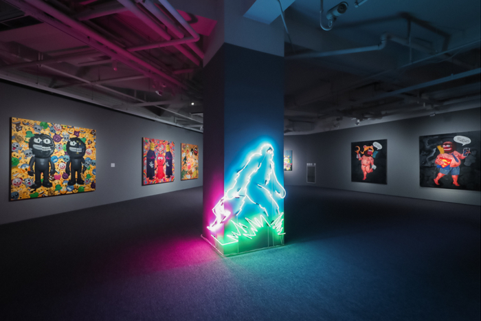 展览中的作品无论是语言、材料，还是从画面的节奏，色彩的构成，都形成了新的趣味性。第二展厅中，绘画