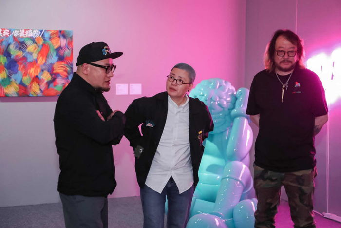 “我们生活在物的世界，它既不是动物植物，而是像热带丛林大量繁衍的人造物，不断围困人，我们更像身处其中的现代新野人”  