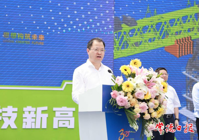 市委副书记、市长周振宇主持产品下线仪式