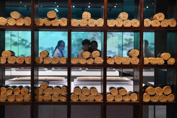 △参观者在山东曲阜孔子博物馆内参观。