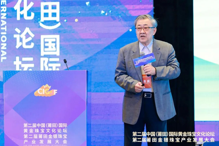 商务部原党组成员、部长助理，第十二届全国政协委员，中国商业经济学会名誉会长黄海发表主旨演讲