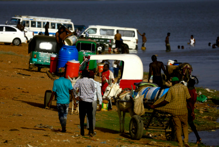 4月17日，由于武装冲突导致停水，苏丹喀土穆市民到尼罗河打水。新华社发（穆罕默德·海德尔摄）