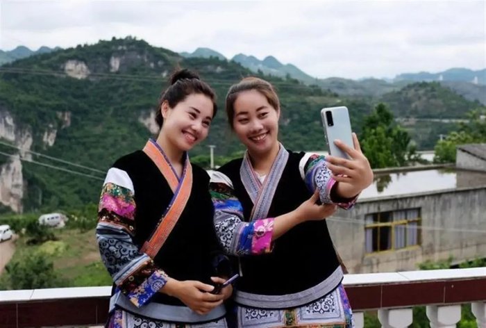 杨妞花（左）和姐姐杨桑英 （受访者供图）