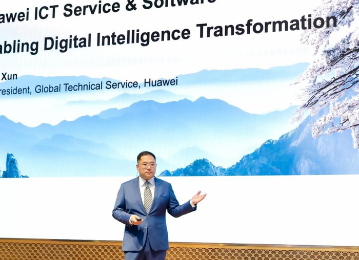 华为全球技术服务部副总裁荀速发表演讲