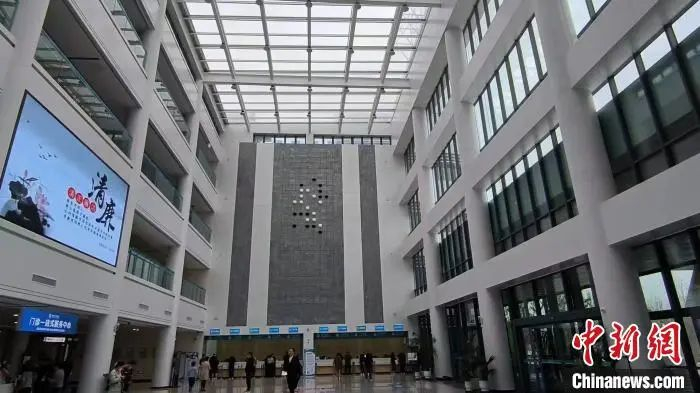 图为晋城市人民医院门诊大厅的棋盘设计。赵波 摄