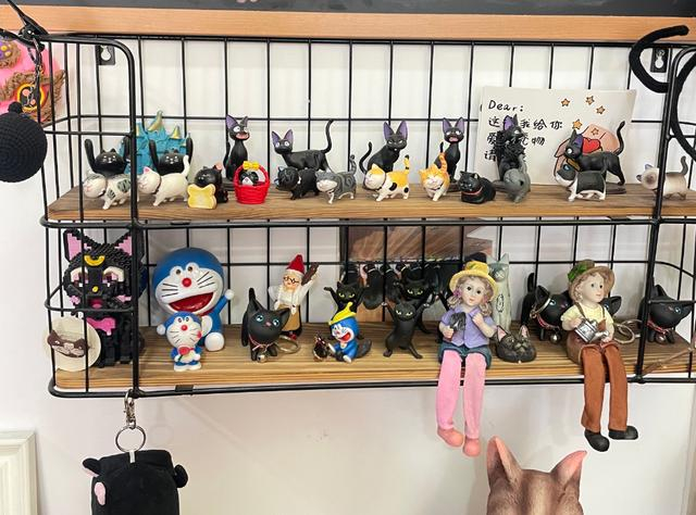 店里有很多黑猫的装饰品。图/　九派新闻　周雨禾