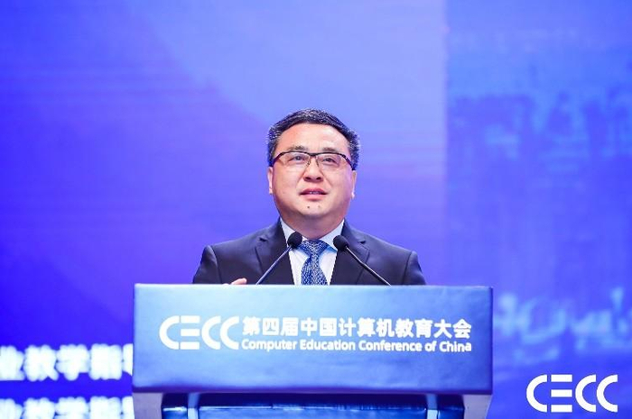 中国工程院外籍院士，清华大学智能产业研究院院长张亚勤教授作大会报告