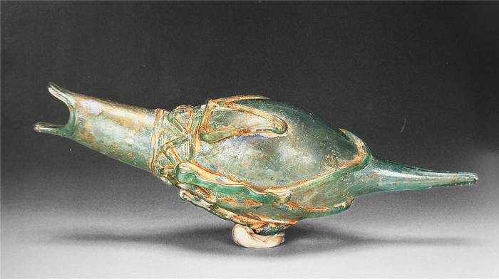 △鸭形玻璃注（辽宁博物馆藏）