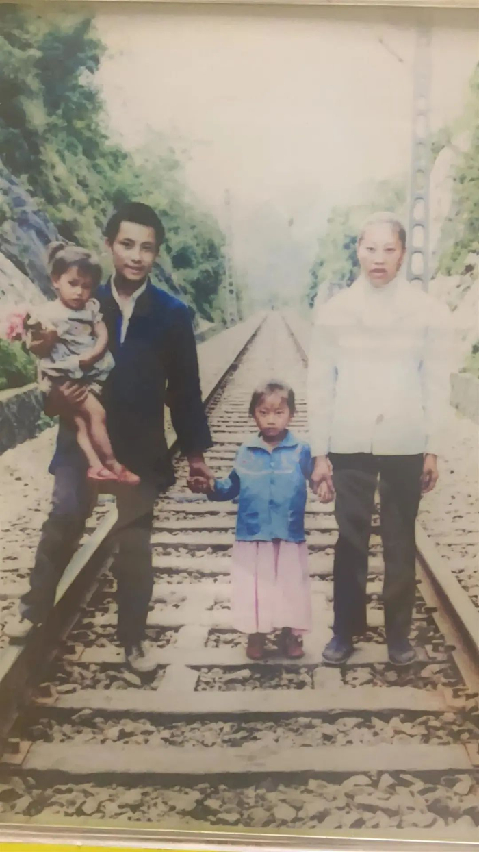 走失前的杨妞花一家四口 （受访者供图）