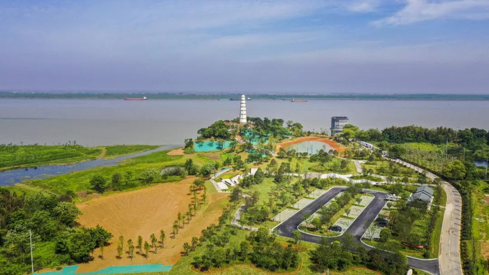 沿江化工企业退出后依托长江岸线建起了临湘生态文化园。