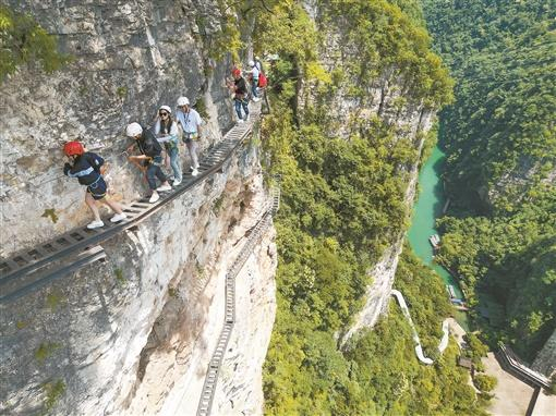 游客在张家界大峡谷体验飞拉达攀岩。 向韬 摄