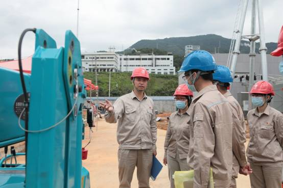 图为龙岩供电公司职工在紫阳变电站研究工程建设难题