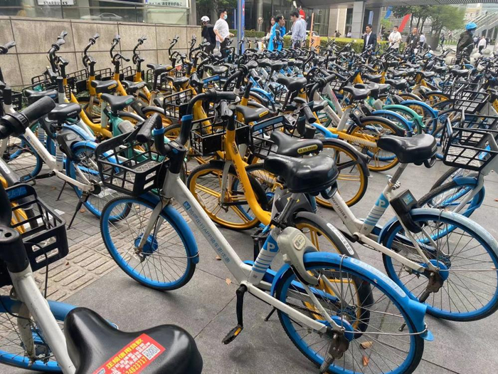 览海国际广场门口共享单车覆盖盲道。 管天瑞摄