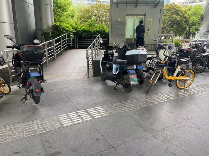 盲道并未覆盖至无障碍电梯。管天瑞摄