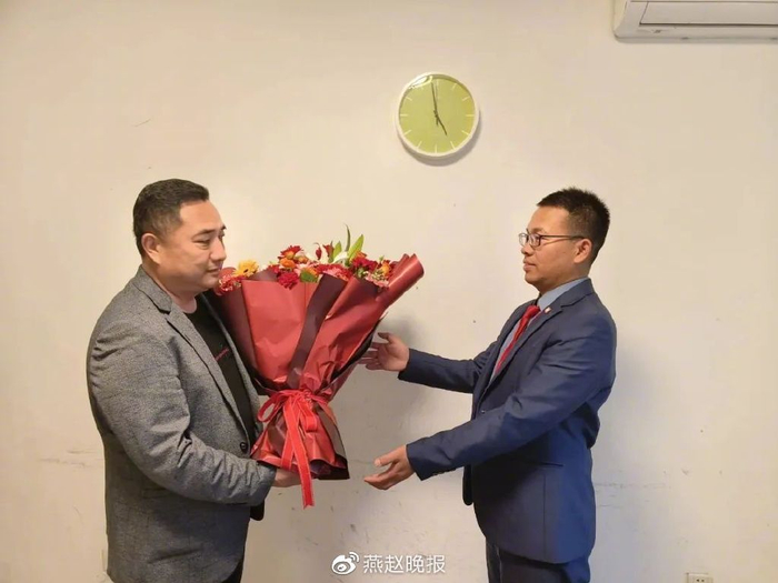 秀林镇党委书记高利国给尹小江（右）送花。