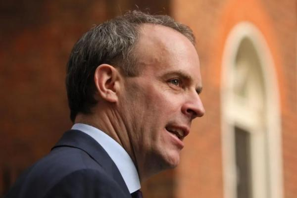 2020年4月8日，在英国伦敦，代表首相约翰逊处理有关事务的英国外交大臣拉布抵达唐宁街。新华社发（蒂姆·爱尔兰摄）