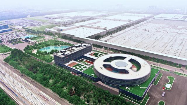 北京奔驰采取一系列节能减排措施，包括自制绿色能源、购买绿电，以及在物流等运营各环节中的资源节约措施。图/企业官网