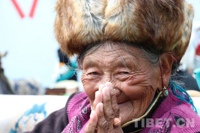 图为群众脸上洋溢着幸福的笑容资料图