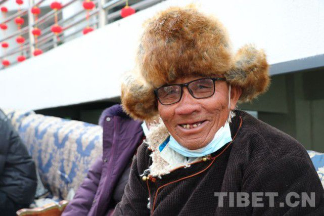 图为群众脸上洋溢着幸福的笑容资料图