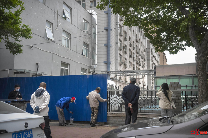 ↑4月20日，工人在北京长峰医院周围设置金属路障 据视觉中国