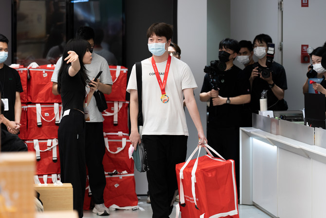 ↑广州首位抢到一加 Ace 2 原神定制礼盒的同学