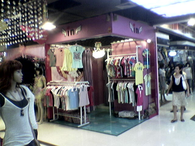 　2008年，胡安焉在南宁经营的第二家女装店开张&nbsp; 受访者供图