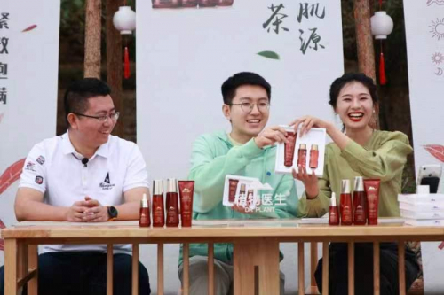 王植向直播间粉丝安利植物医生高山红茶系列套盒
