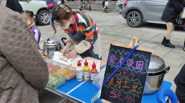 ↑兰语文摆摊卖饭团