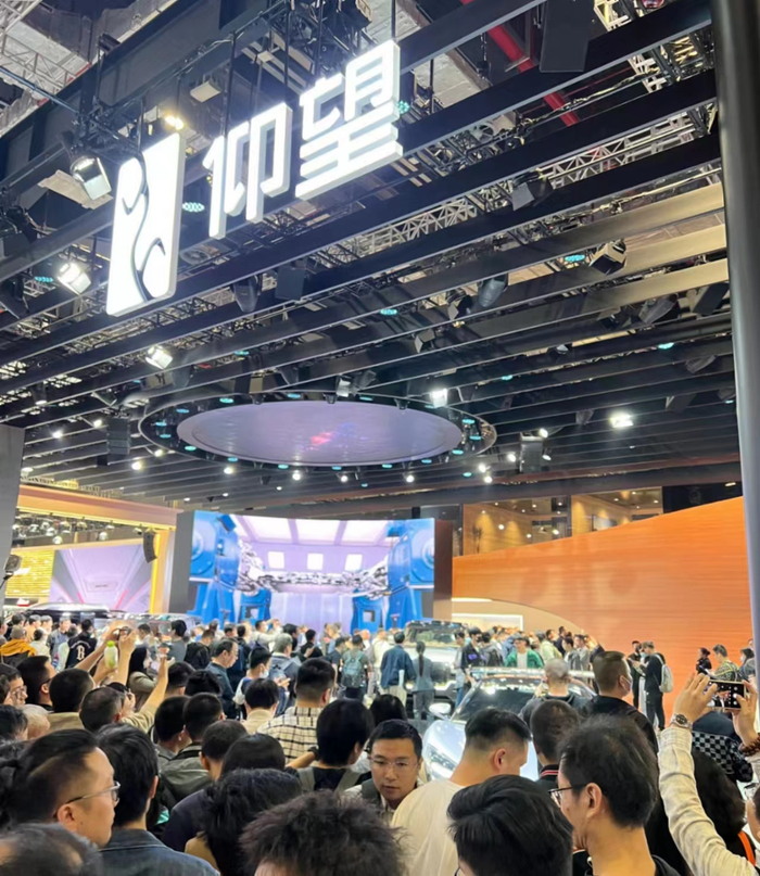 仰望展台人潮汹涌 图片来源：时代财经 摄