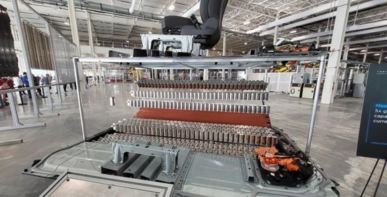 （图注：特斯拉德克萨斯州超级工厂生产的4680电池）