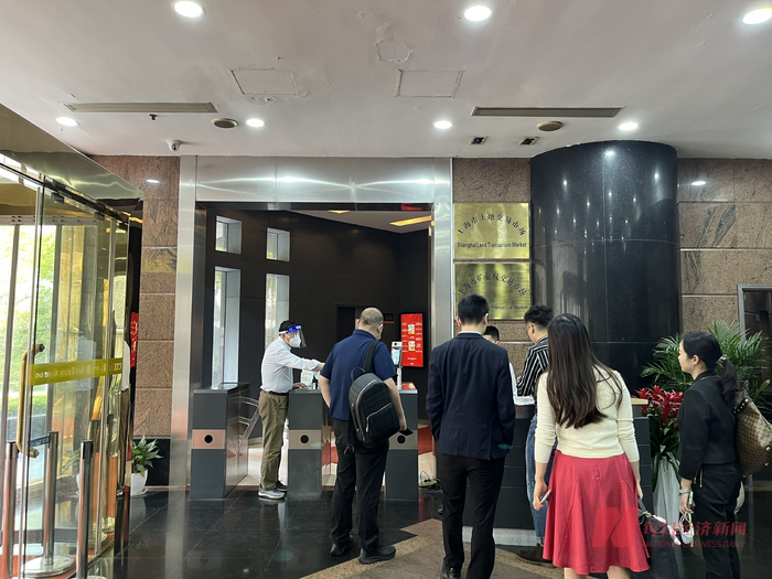 4月18日，上海土地交易市场入口的参拍房企人员 图片来源：每经记者 刘颂辉 摄