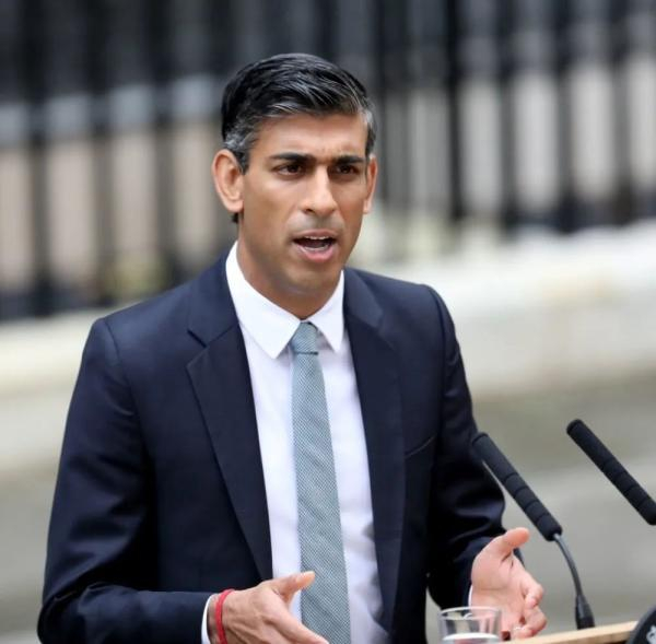 2022年10月25日，里希·苏纳克在英国伦敦唐宁街10号首相府前发表讲话。新华社记者李颖摄