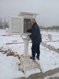 宁夏南部山城固原观测员进行仪器维护保障工作，确保仪器正常运行 图/梁继忠