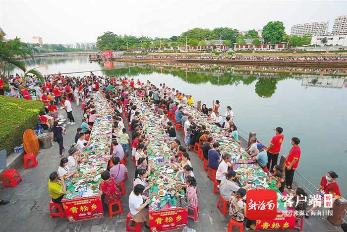 4月22日，为庆祝“三月三”的到来，白沙在南叉河畔摆起长桌宴。海南日报记者 曾毓慧/文 李天平/图