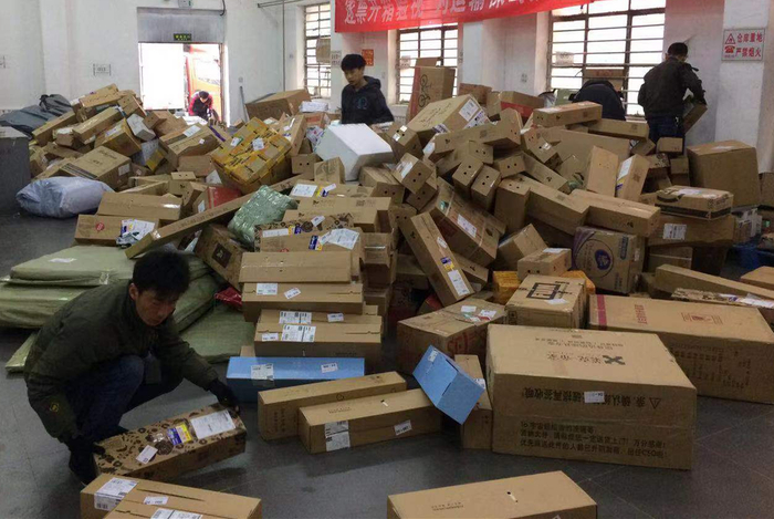 清晨，快递站正在卸货分拣&nbsp;&nbsp;受访者供图
