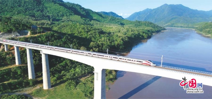 　　资料图：澜沧号”驶过中老铁路琅勃拉邦跨湄公河特大桥。（中国网发 国铁集团供图）