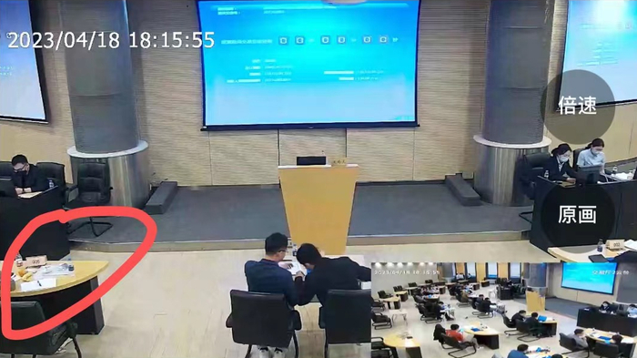 上海首轮土拍现场，有参拍房企桌上放着寓意“成交”的橙子和香蕉 来源：上海土拍直播截图