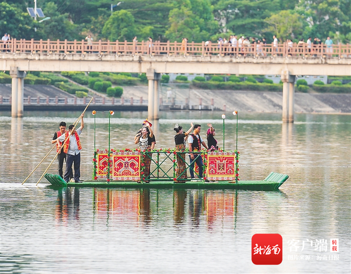 4月22日，白沙牙叉镇南叉河上的歌唱节目，庆祝“三月三”。 海南日报记者 李天平 摄