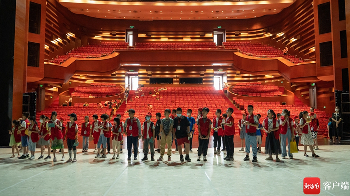 　　南国小记者走进海南省歌舞剧院，探秘舞剧《李白》台前幕后。记者 李昊 摄