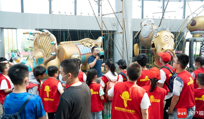 　　南国小记者走进海南省歌舞剧院，探秘舞剧《李白》台前幕后。记者 李昊 摄